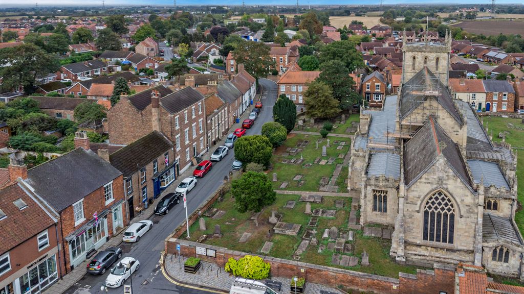 Property photo 3 of 30 8663285-Exterior04-800