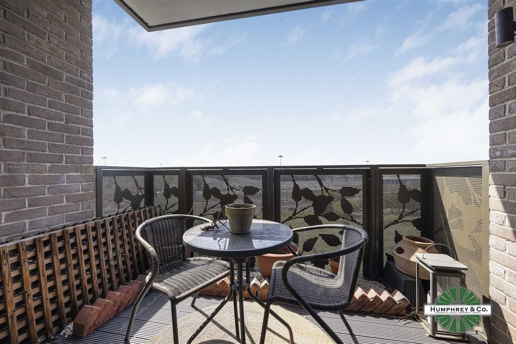 Property photo 3 of 15 Flat 17 Dunedin Road 142 Siskin Apartments -006.Jp