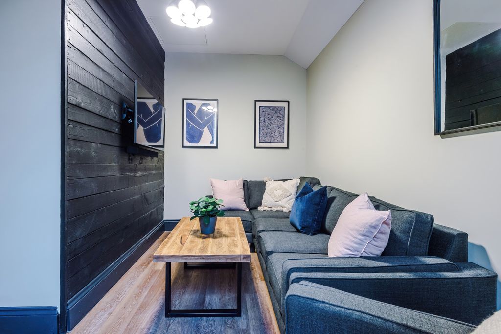 Property photo 2 of 26 Flat K, Hf, Living Room 2