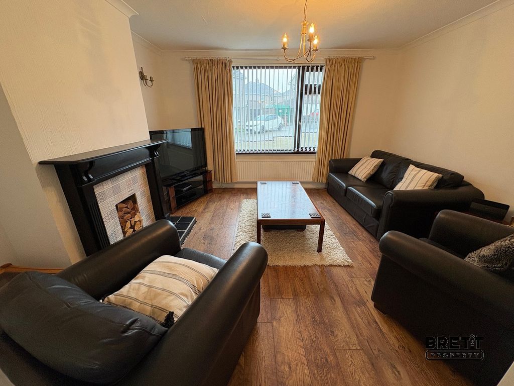 Property photo 3 of 10 Living Room