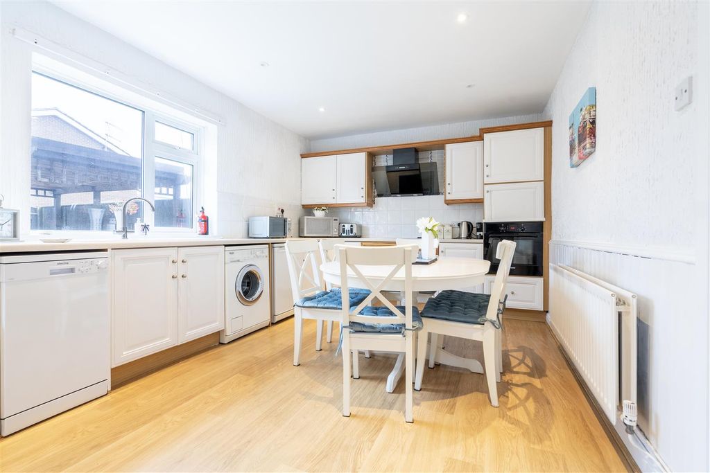 Property photo 3 of 7 Kitchen