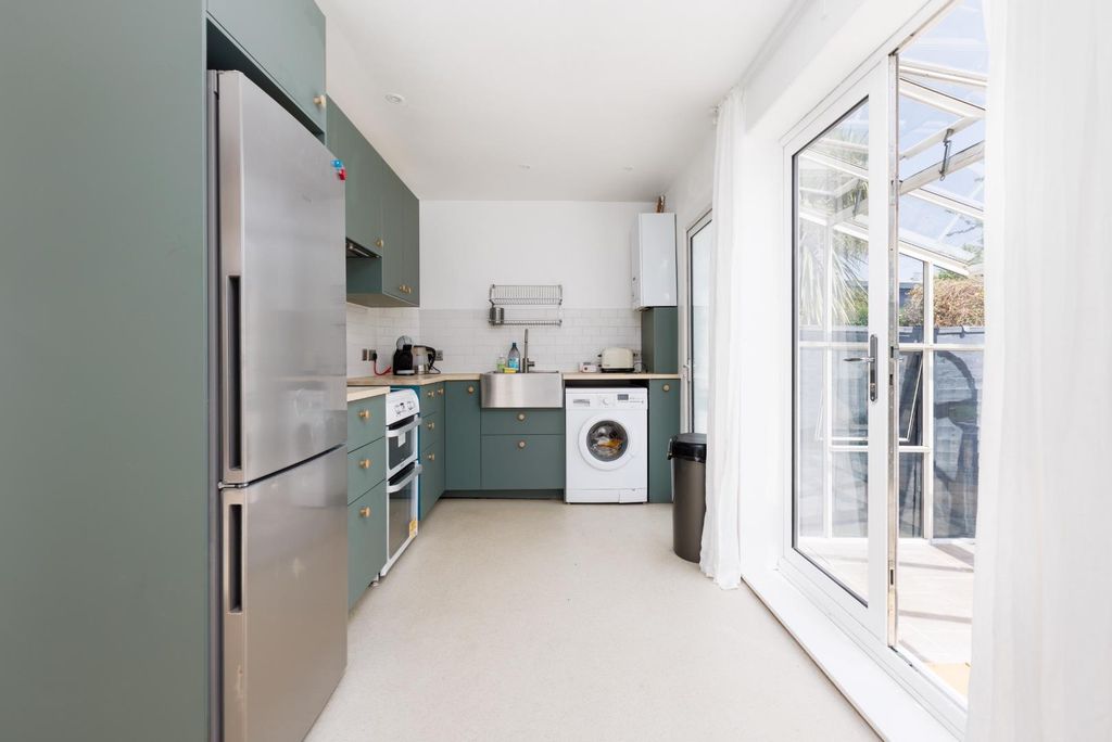 Property photo 1 of 24 6 Foxcroft Road-17.Jpg
