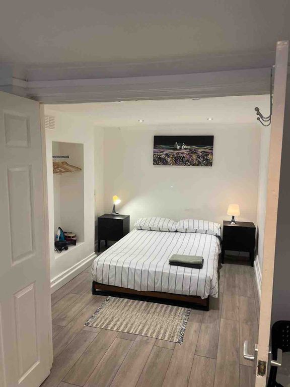 Property photo 1 of 5 1 Bedroom Flat