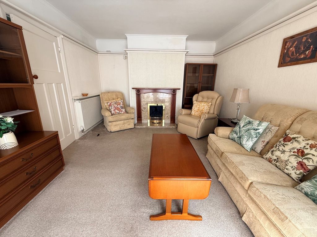 Property photo 3 of 17 Lounge Aspect 2