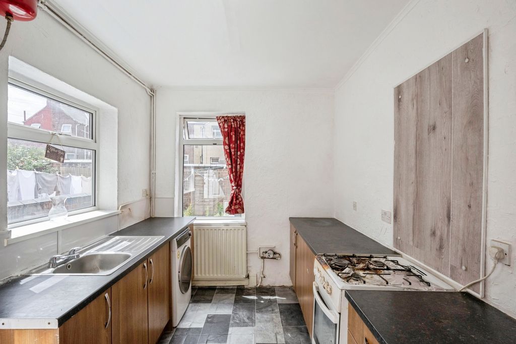 Property photo 3 of 17 Kitchen