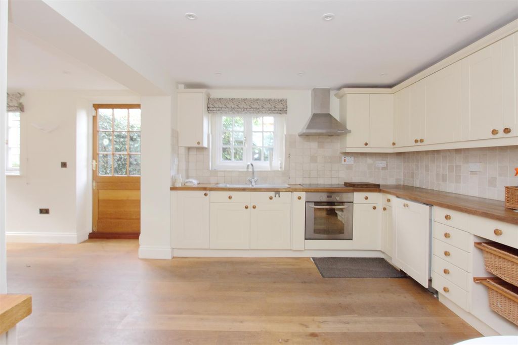 Property photo 3 of 20 Floral Cottage Ph12.Jpg