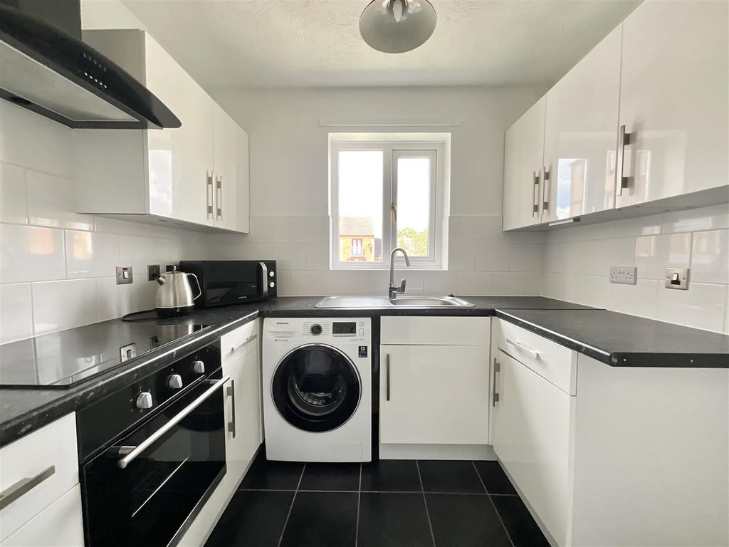 Property photo 2 of 7 Kitchen