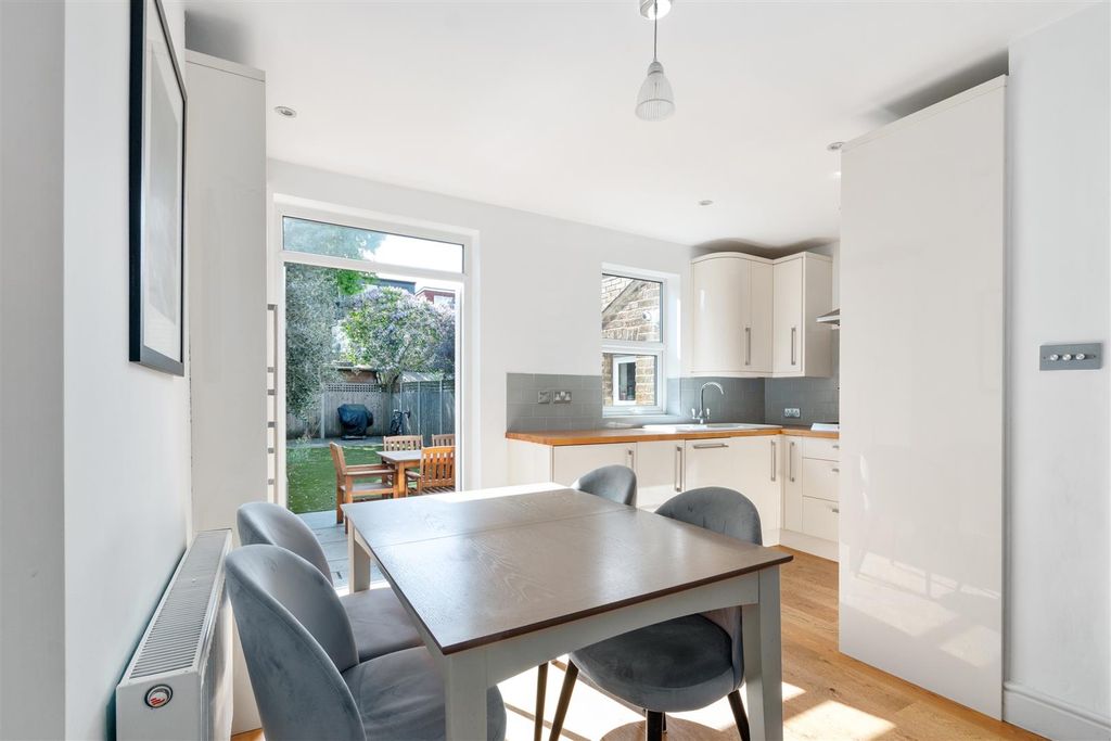 Property photo 3 of 10 Dining
