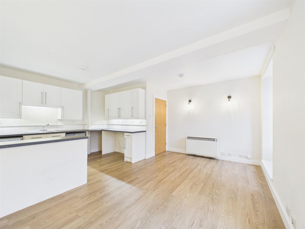 Property photo 3 of 16 Cam01486G0-Pr0993-Still006.Jpg