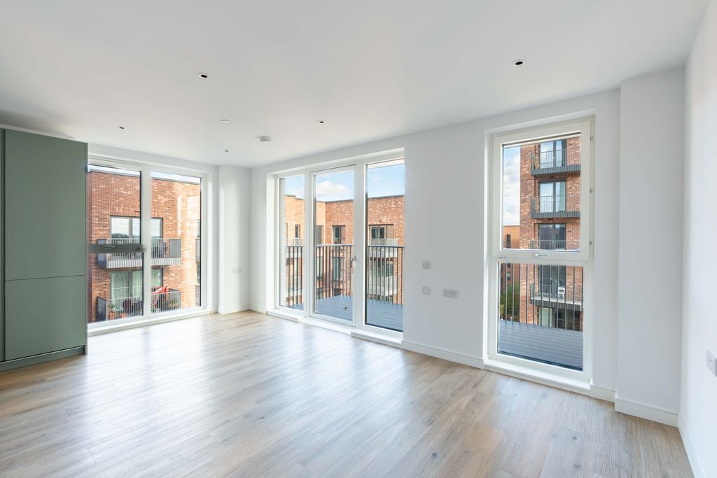 Property photo 1 of 9 Living Space