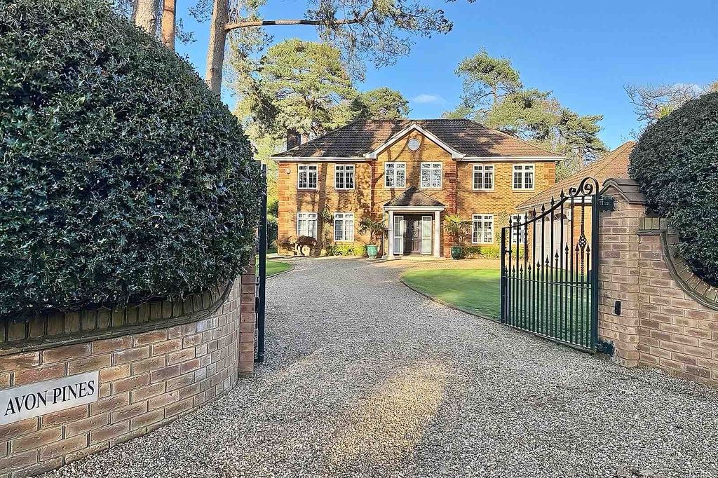 Property photo 1 of 30 4 Bedroom Detached Family Home