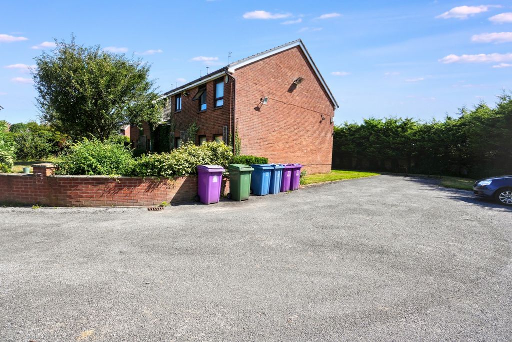 Property photo 1 of 19 42 Honeysuckle Drive, Liverpool, Merseyside L9 1Jl
