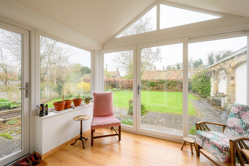 Property photo 2 of 16 Conservatory