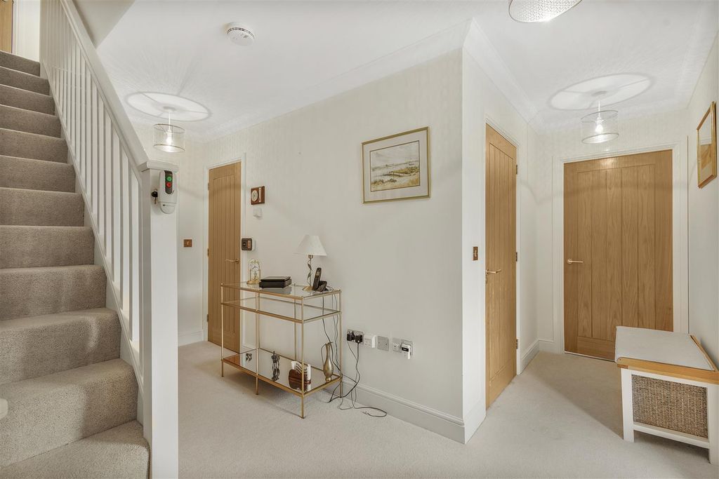 Property photo 2 of 18 Entrance Hall