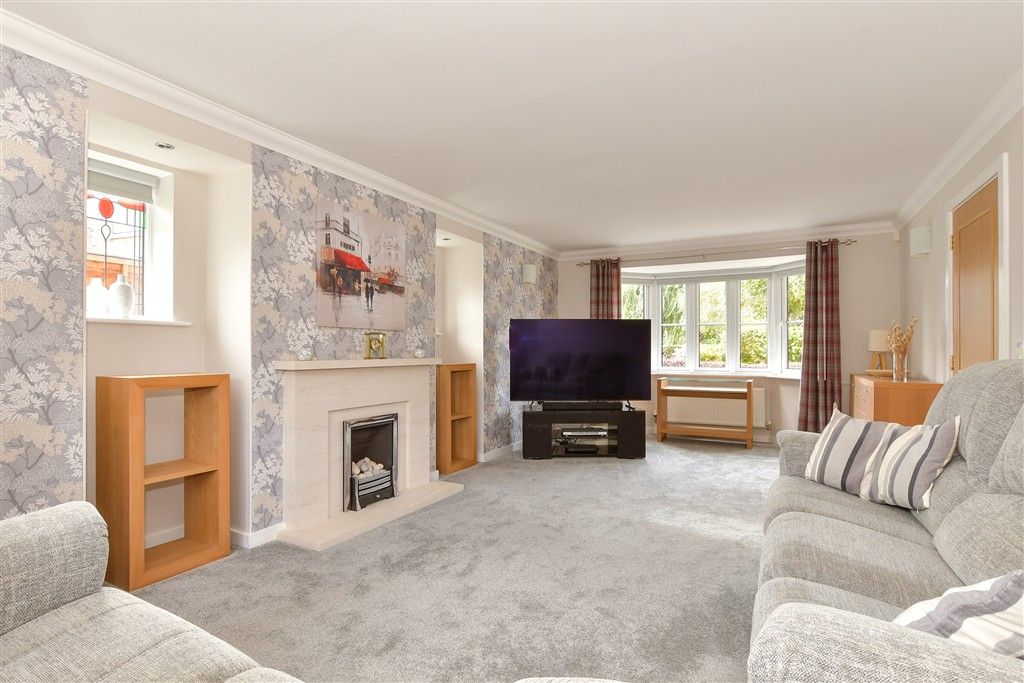 Property photo 1 of 16 Lounge