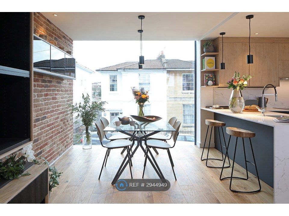 Property photo 3 of 11 Dining Area