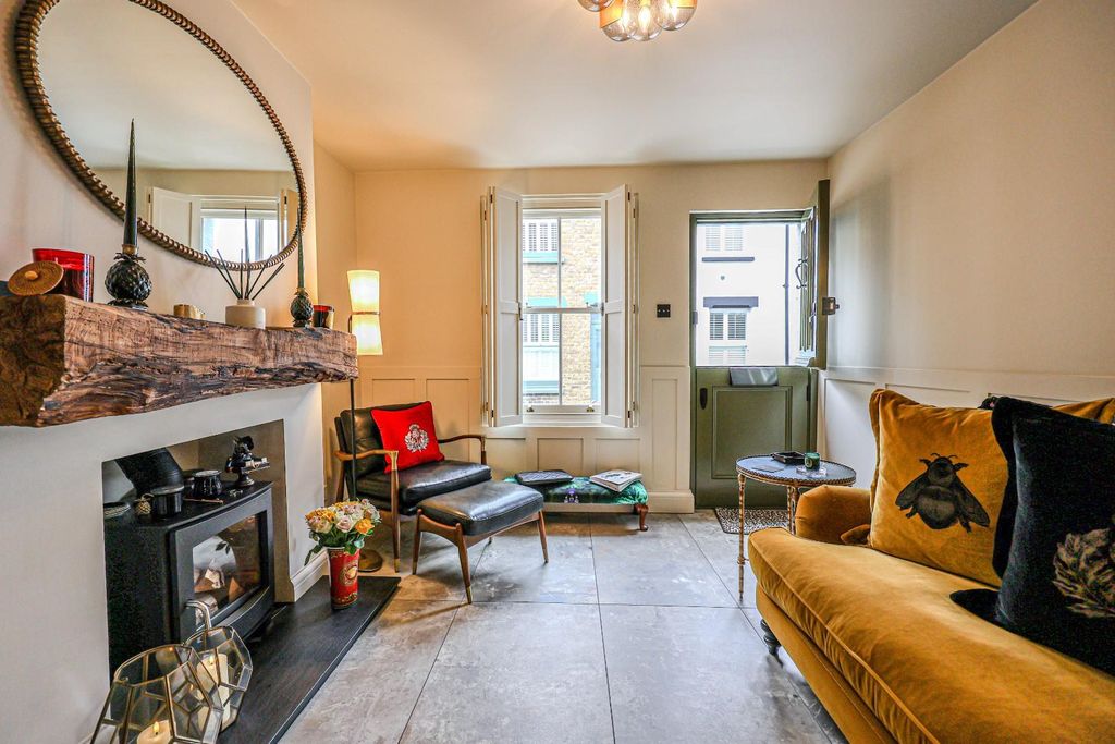 Property photo 2 of 35 Lounge