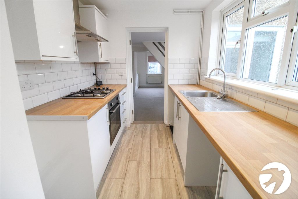 Property photo 3 of 8 Kitchen