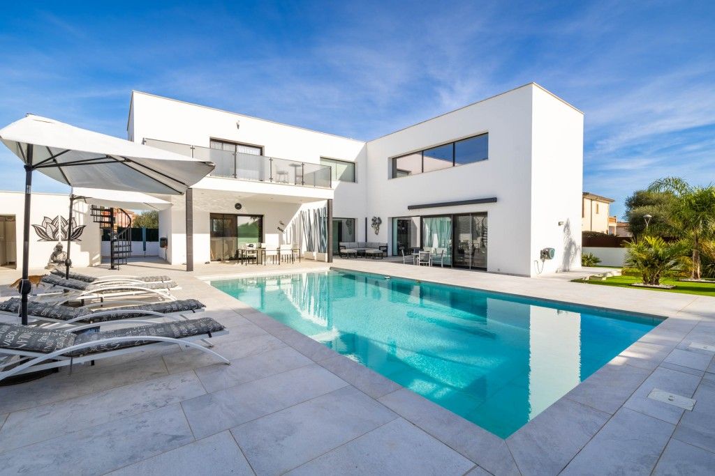 Property photo 1 of 20 Pool And Exterior (1)