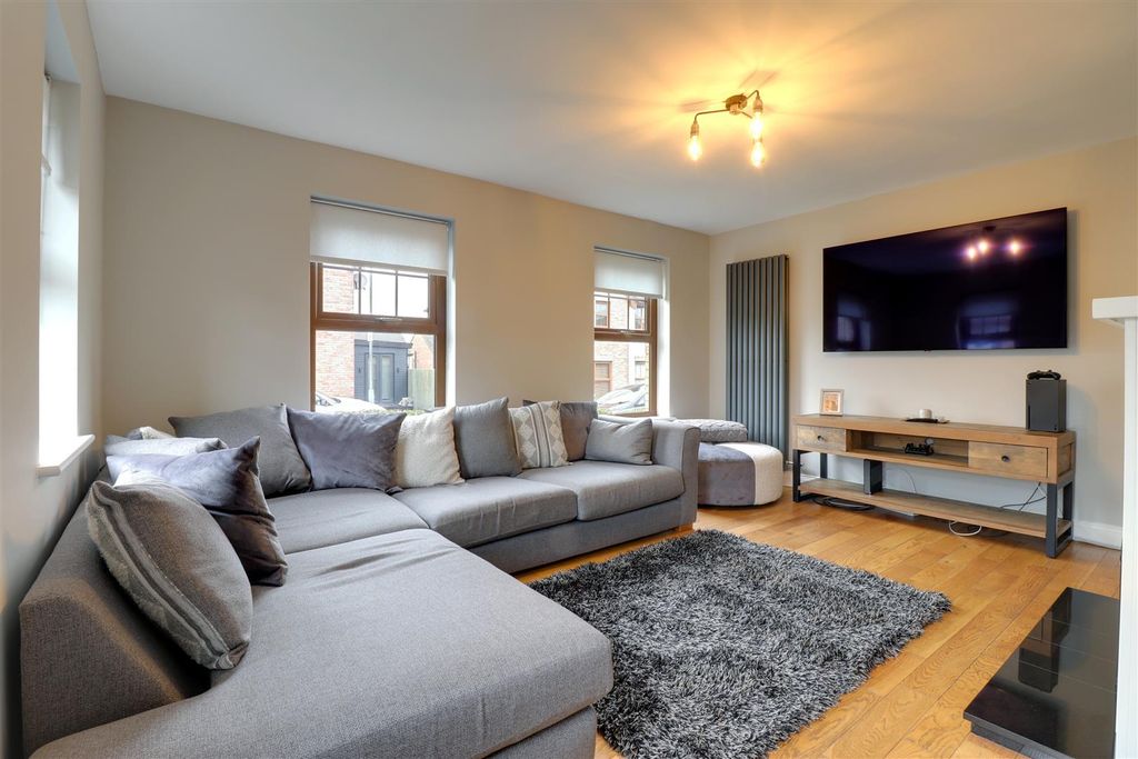 Property photo 3 of 23 Lounge