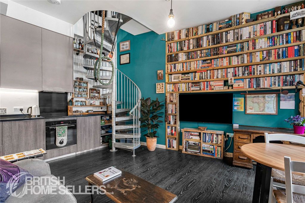 Property photo 2 of 16 Picture No. 15