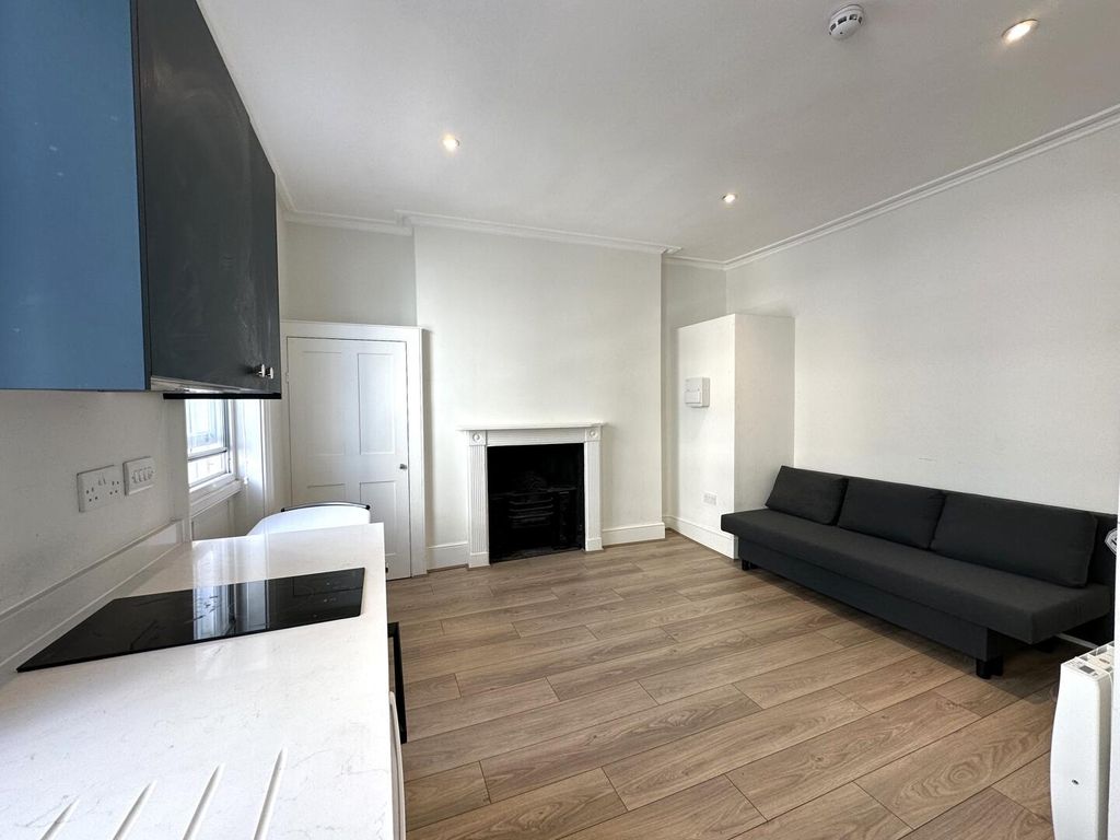 Property photo 1 of 8 Living Room