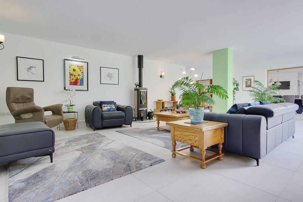 Property photo 2 of 21