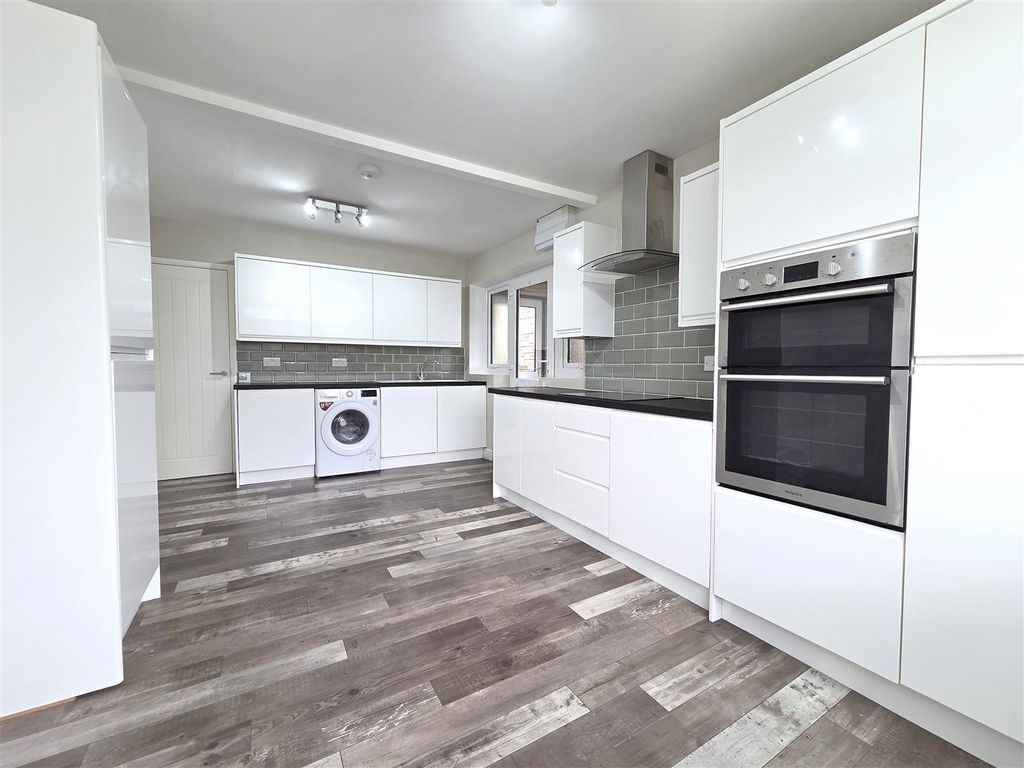 Property photo 2 of 12 Kitchen Diner