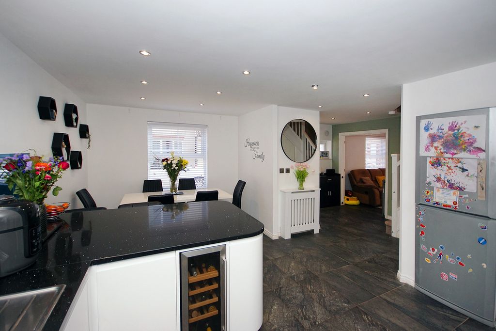 Property photo 2 of 28