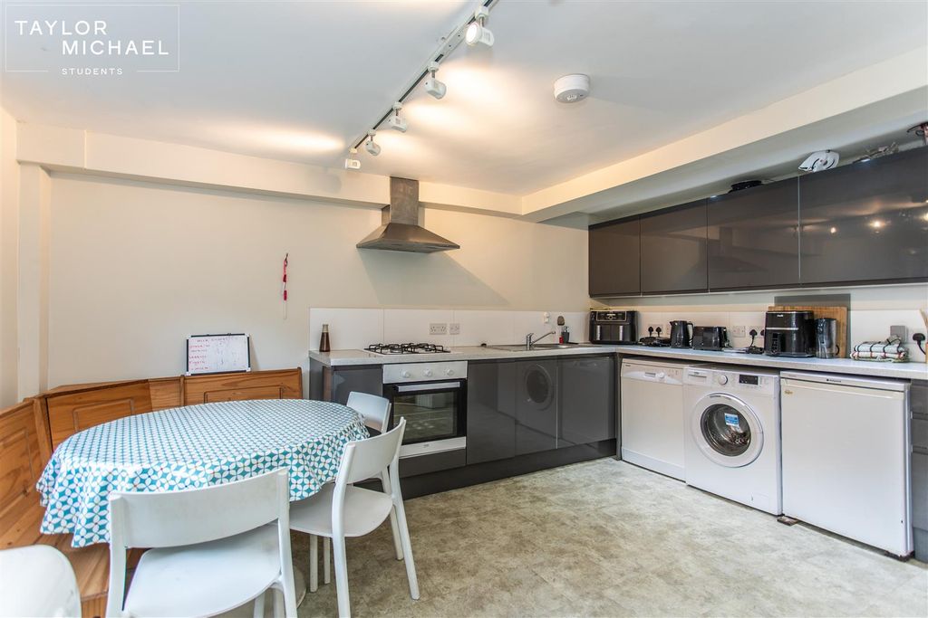 Property photo 1 of 21 Kitchen / Dining Room