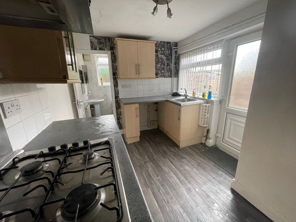 Property photo 3 of 8 Kitchen