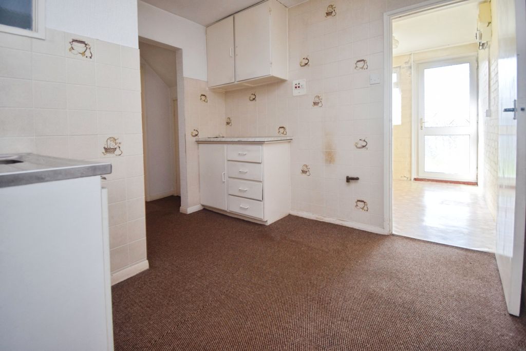 Property photo 3 of 11 Kitchen
