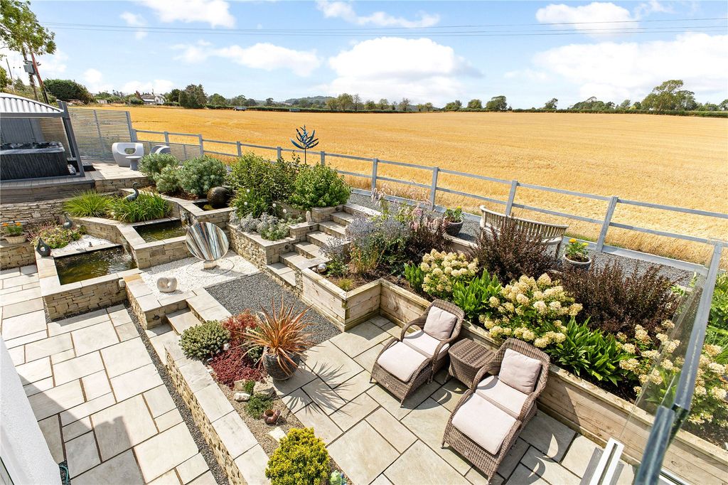 Property photo 2 of 20 Terrace