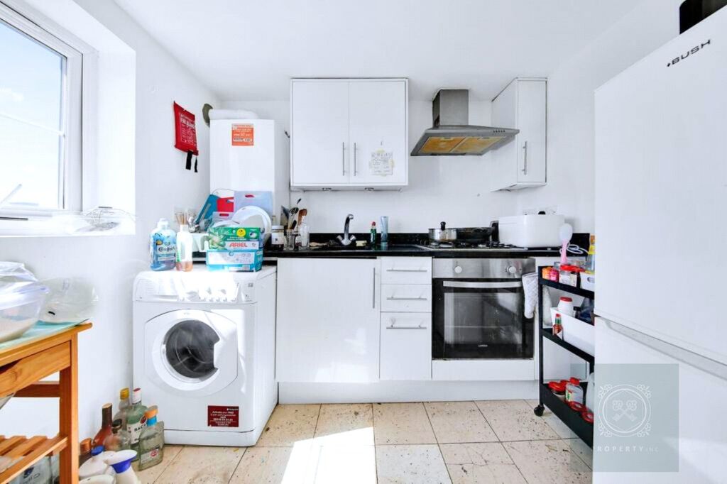 Property photo 3 of 9 Kitchen