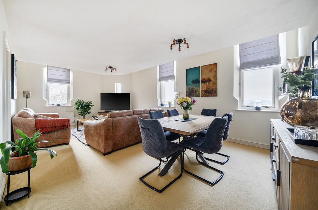 Property photo 2 of 22 Living/Dining