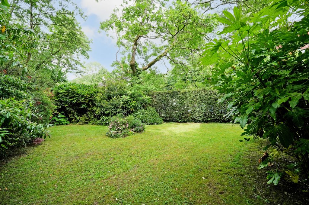 Property photo 3 of 25 Gardens