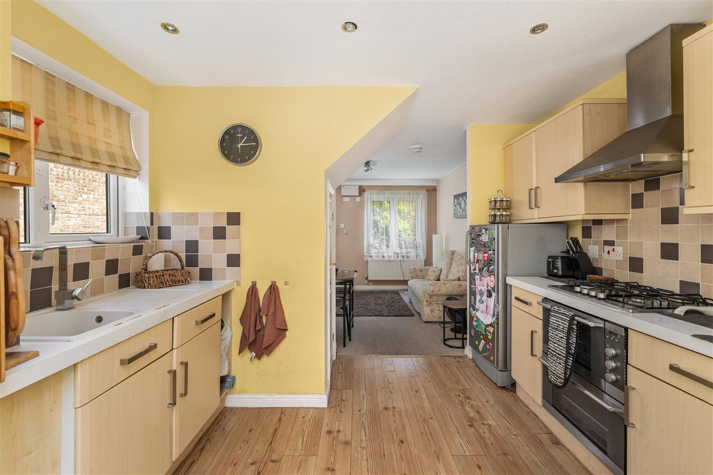 Property photo 2 of 10 100 Bull Baulk, Middleton Cheney-11.Jpg