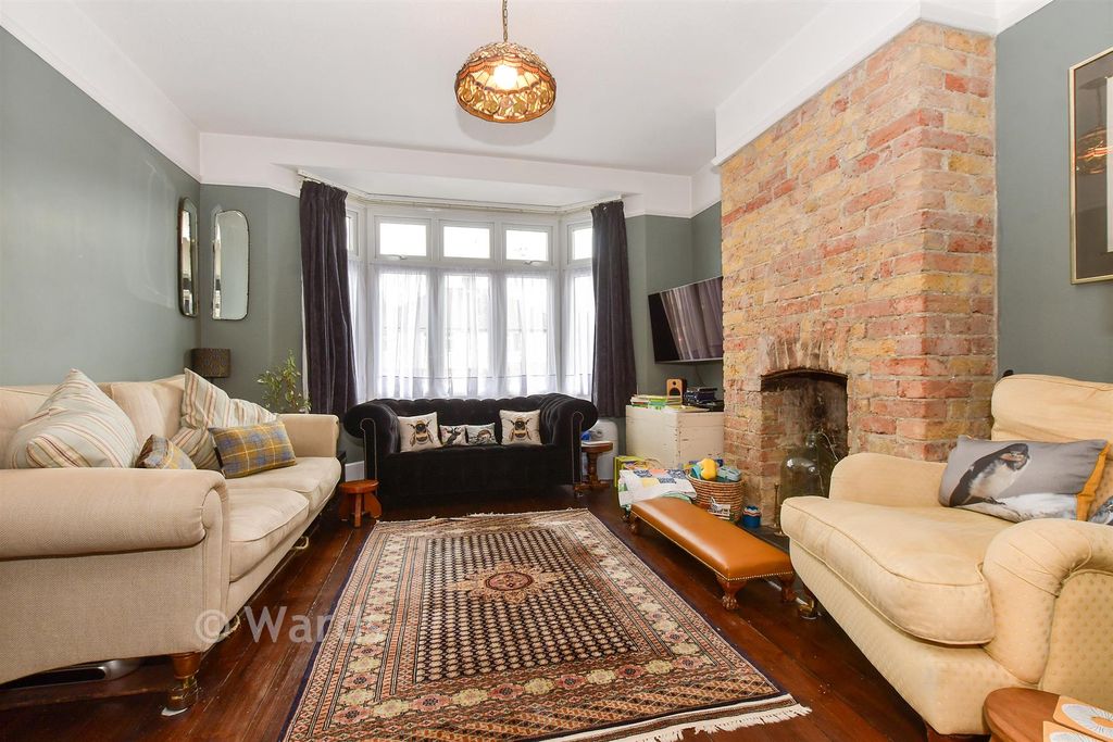 Property photo 3 of 16 Lounge
