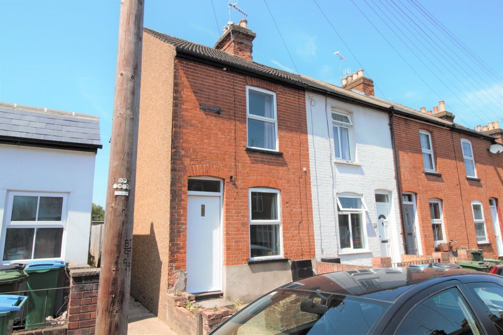 Property photo 1 of 10 2 Bedroom House Near Bushey Station