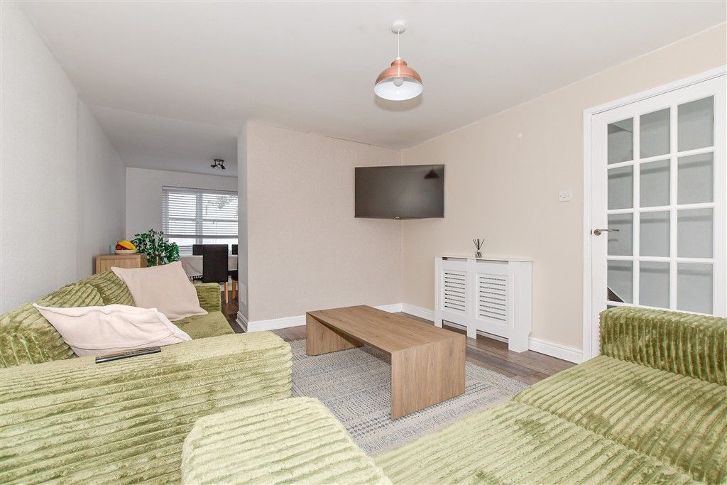 Property photo 3 of 11 Lounge