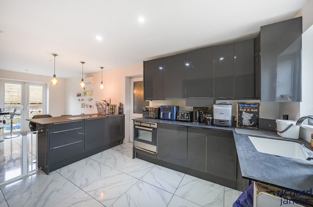 Property photo 2 of 15 534591A2-E59F-4A1...