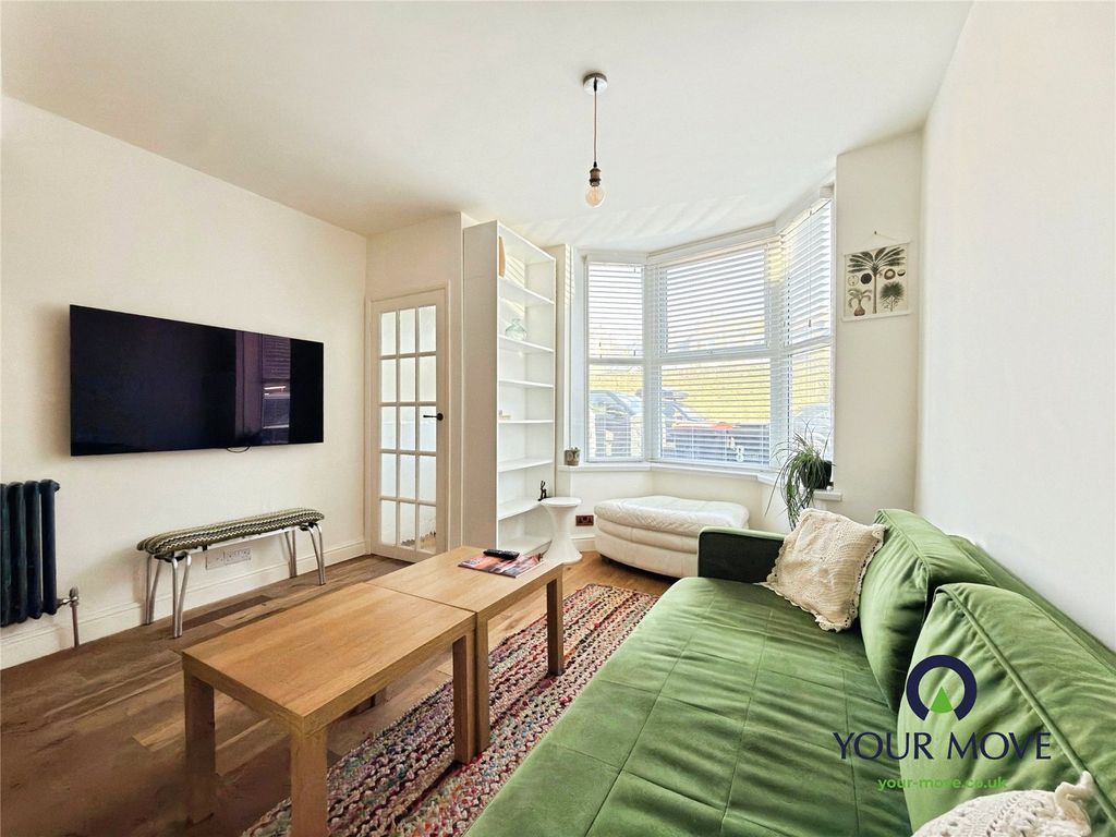 Property photo 2 of 12 Lounge