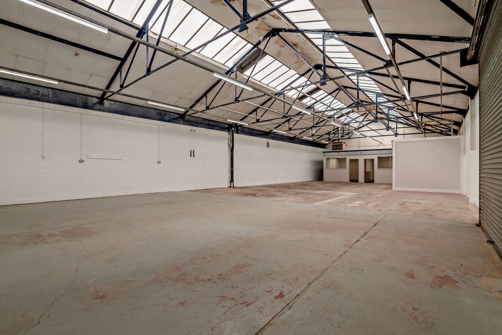Property photo 3 of 10 8702995-Interior10-800