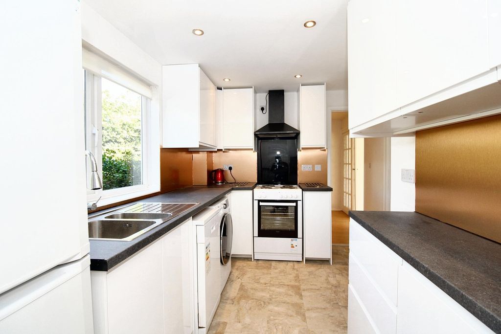 Property photo 2 of 11 Kitchen