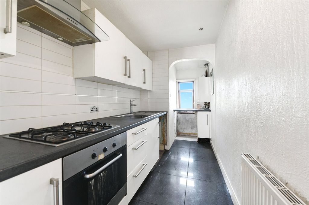 Property photo 3 of 10 Kitchen