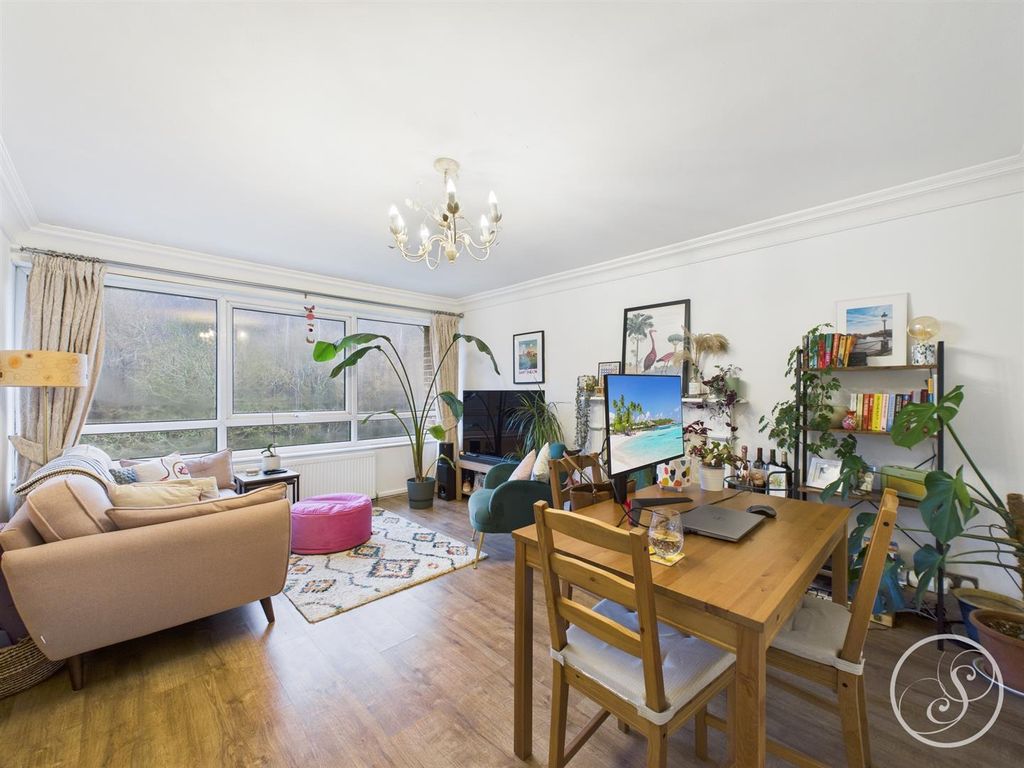 Property photo 2 of 11 Lounge