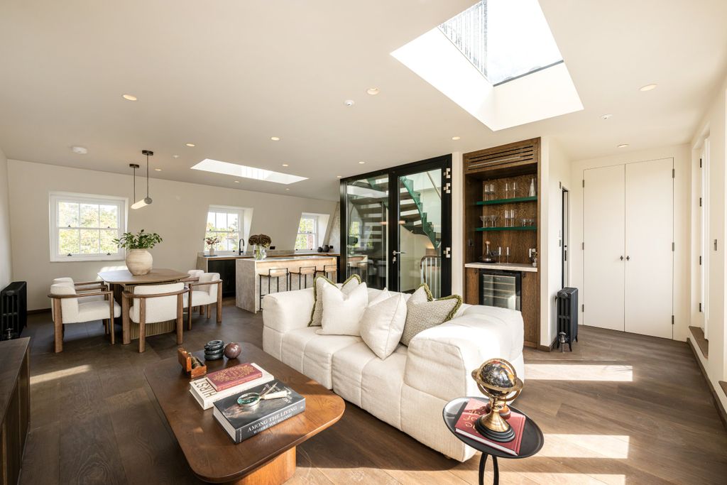 Property photo 3 of 17 Reception / Living