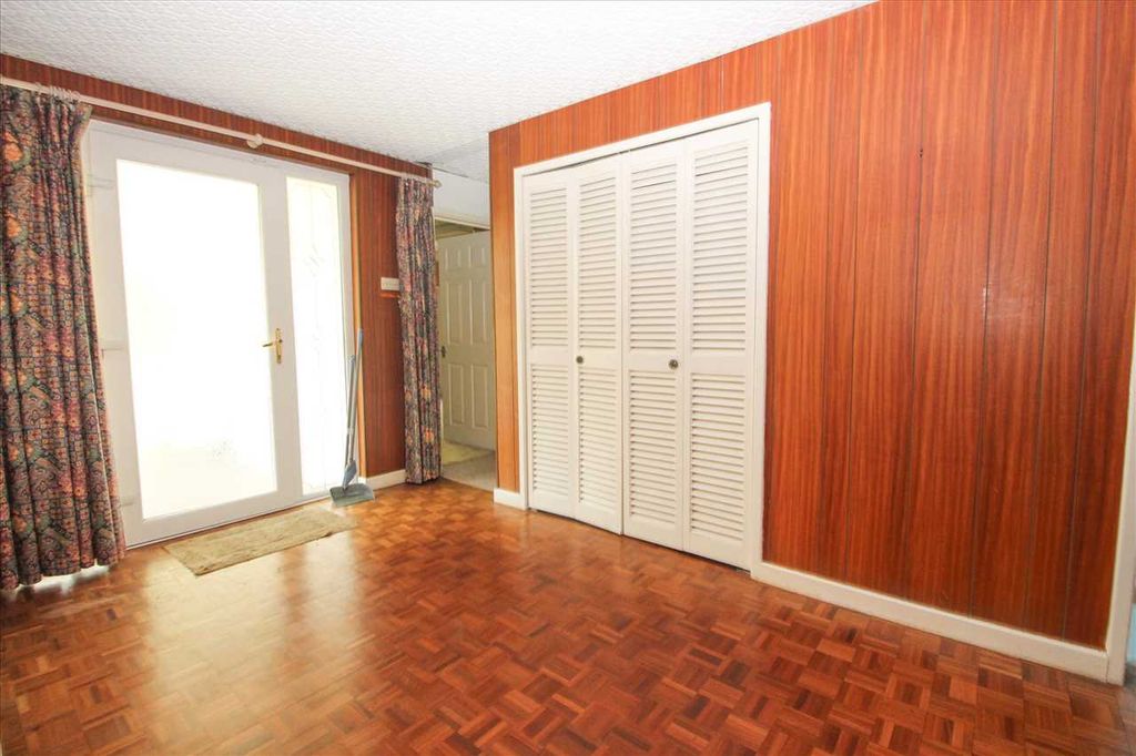 Property photo 3 of 19 Entrance Hall