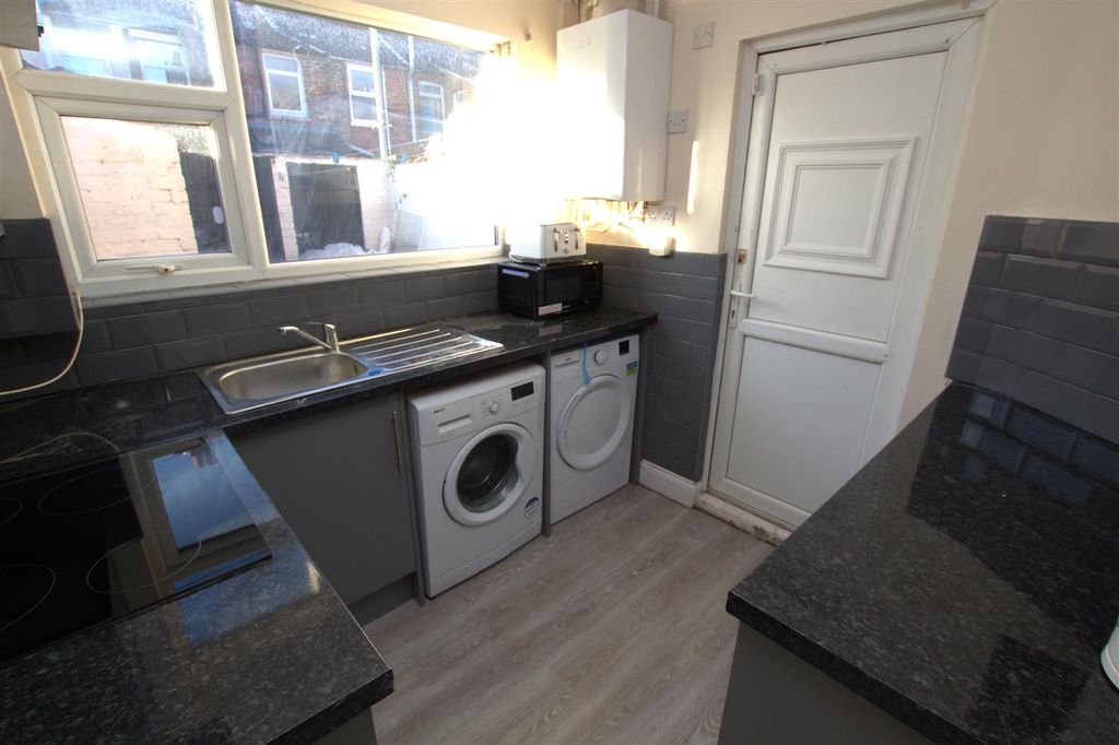 Property photo 3 of 6 Kitchen .Jpg