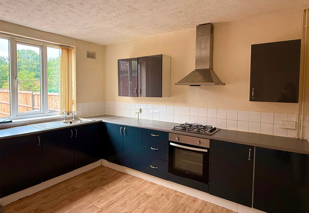 Property photo 3 of 8 Kitchen